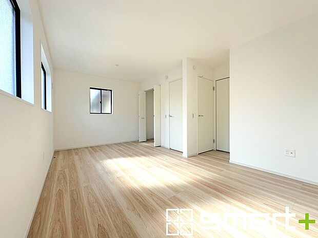 〜間取り変更も可能な洋室〜 ・2階10.1帖の洋室は間仕切りを造る事で2部屋に分ける事が可能。 ・ご家族の状況に応じて部屋の数を変更できるプランです。 