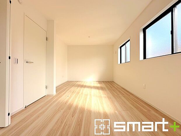 〜収納豊富な洋室〜 ・各居室に備え付けの収納をご用意。タンスなどを置く場合と比べ出っ張らないので部屋の中を有効のご活用いただけます。 ・収納の広さなどぜひ現地でご確認くださいませ。 