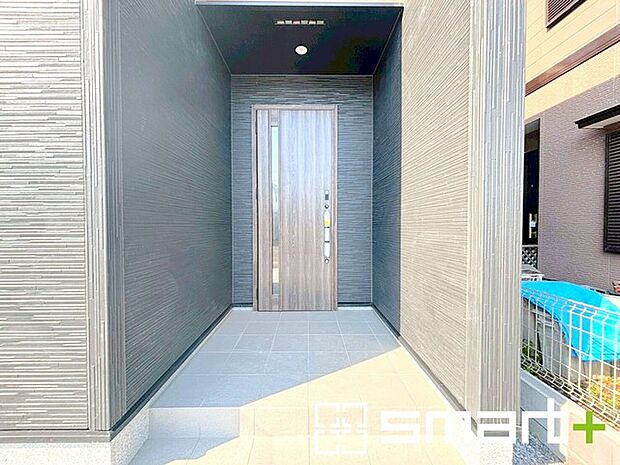 〜お住まいの顔「玄関」〜 ・玄関ドアの上にはもちろん軒がございますので、雨の日でも濡れずに鍵の開閉が可能です。 ・鍵は防犯性に優れたディンプルキーを採用。 