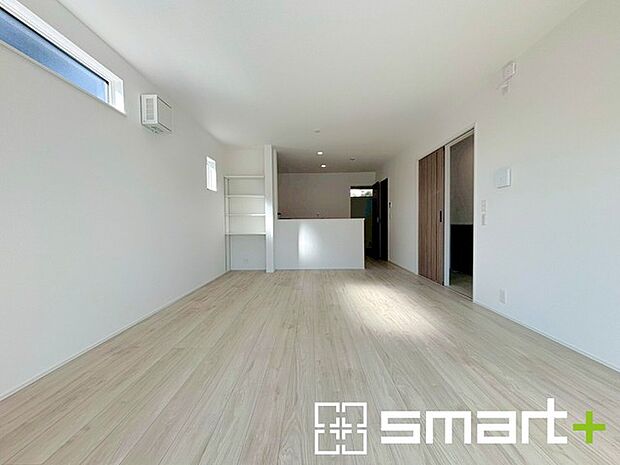 ~余裕の空間が広がるLDK~ ・17帖あるLDKはご家族団らんのお時間を余裕の広さで演出してくれます。 ・ご内覧の際は家具の配置などもイメージしながらご覧くださいませ。