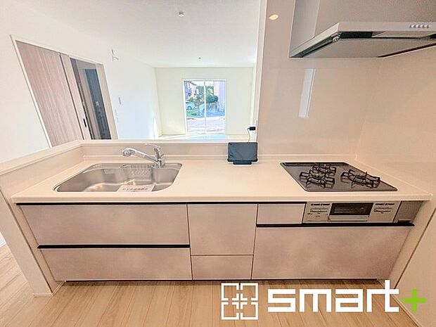 〜人気のカウンターキッチン〜 ・キッチンには余計な柱が無いので、リビングが見渡せ開放感のある造りとなっております。 ・蛇口には浄水器が内蔵されるなど機能面でも優れたキッチンです。 