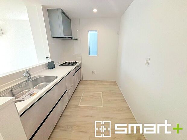 〜使い勝手の良いシステムキッチン〜 ・料理がしやすい設計のキッチンでお料理もはかどりますね。 ・もちろんキッチン下部は収納になっておりますので、フライパンなども収納可能です。 