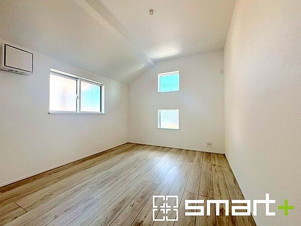 ~2面採光の明るいお部屋~ ・洋室は2面採光とする事で穏やかな陽の入る明るい空間となっております。 ・くつろぎのプライベート時間を明るい空間で穏やかにお過ごしいただけます。