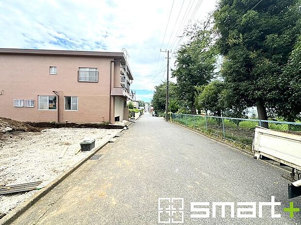 〜閑静な住宅街の立地〜 ・周辺は閑静な住宅街となっておりますので、静かな暮らしをご実現いただけます。 ・前面道路の交通量も多くないので、小さなお子様がいるご家庭でもご安心ですね。 