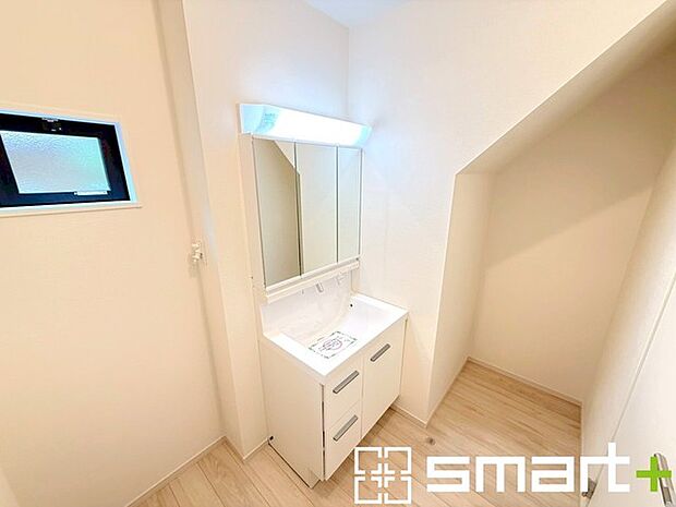 ~人気の三面鏡を採用~ ・洗面台は三面鏡仕様なので鏡の角度を変える事で頭の後ろの方までご確認可能です。 ・鏡の裏が収納になっておりますので、洗面台周りもスッキリと片付きます。