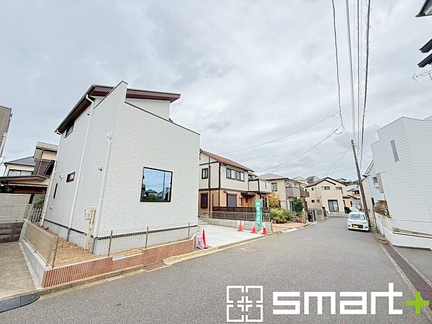 ~閑静な住宅街の立地~ ・周辺は閑静な住宅街となっておりますので、静かな暮らしをご実現いただけます。 ・前面道路の交通量も多くないので、小さなお子様がいるご家庭でもご安心ですね。