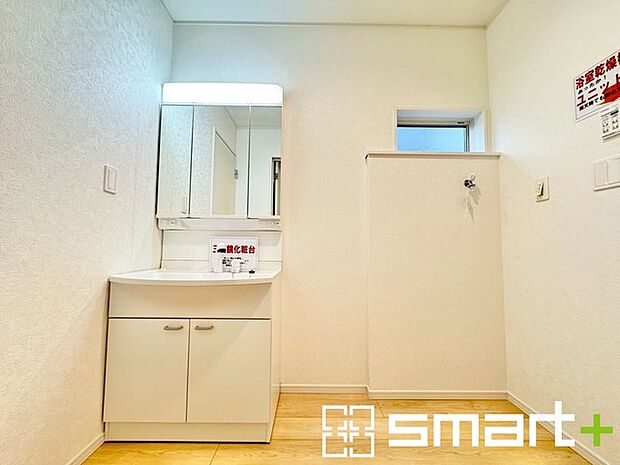 〜人気の三面鏡を採用〜 ・洗面台は三面鏡仕様なので鏡の角度を変える事で頭の後ろの方までご確認可能です。 ・鏡の裏が収納になっておりますので、洗面台周りもスッキリと片付きます。 