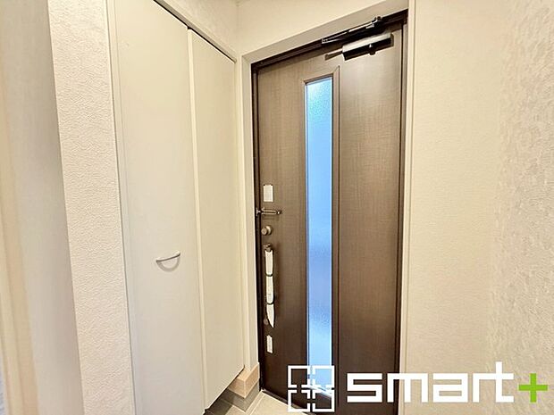 〜十分な容量のシューズボックス〜 ・備え付けのシューズボックスは充分な容量を確保。 ・より大型のものへのご変更などご希望の方もお気軽にご相談くださいませ。