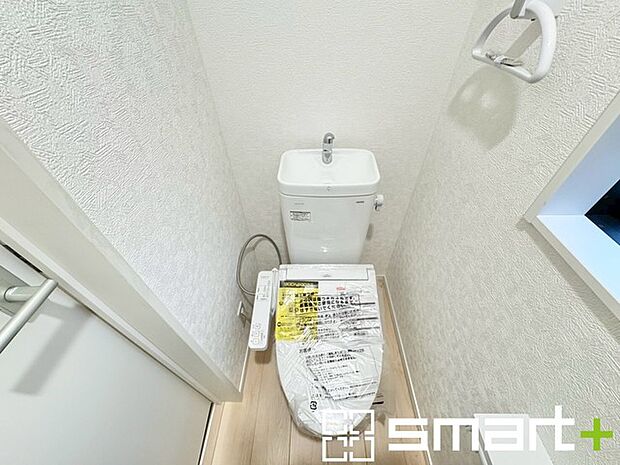 〜やはり便利なタンク式トイレ〜 ・最近はタンクレストイレもございますが、タンク式の場合は停電時もお水を流すことが可能。 ・故障時なども比較的費用が安くなるなど、メリットが多くなります。