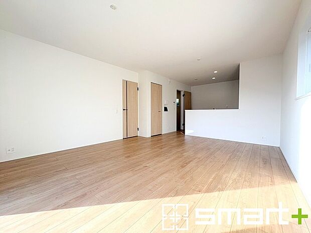 〜ナチュラルな色彩のＬＤＫ〜 ・自然な風合いの色味で纏められたＬＤＫは家具のコーディネートもしやすくなっております。 ・どんなインテリアにするか、考えるだけでも楽しくなりますね。