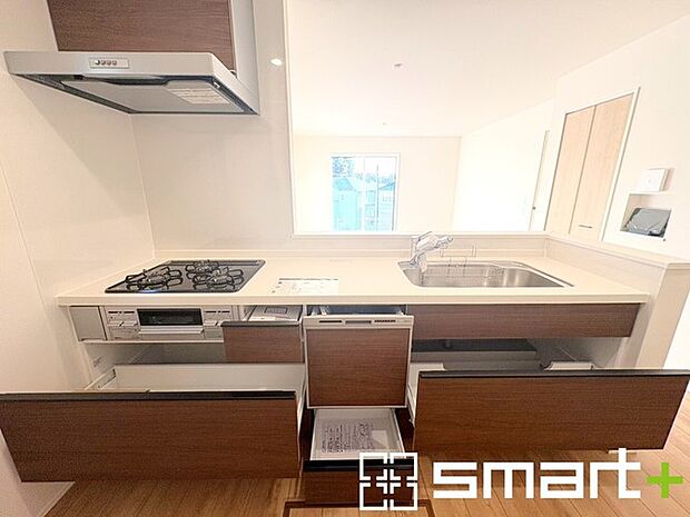 〜食器洗浄機を標準装備〜 ・キッチンにはビルトインタイプの食器洗浄機を標準装備。 ・家事にかける時間を削減でき、「自分時間」を増やすことができる嬉しいアイテムです。 