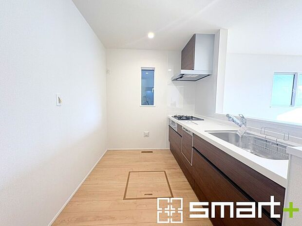 〜使い勝手の良いシステムキッチン〜 ・料理がしやすい設計のキッチンでお料理もはかどりますね。 ・もちろんキッチン下部は収納になっておりますので、フライパンなども収納可能です。 