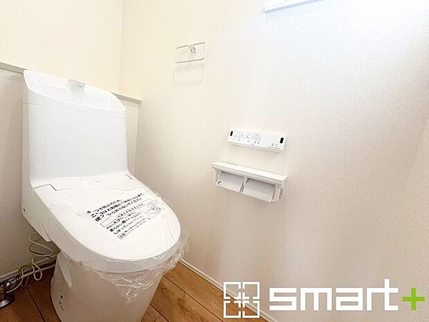 〜小窓付きの明るいトイレ〜 ・使用後や掃除の際には新鮮な空気を取り込み換気ができます。 ・背面のスペースにちょっとした棚を設置すれば、トイレットペーパーのストックなども置けますね。