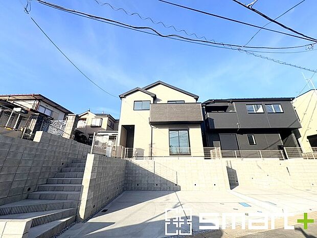 〜閑静な住宅街の立地〜 ・周辺は閑静な住宅街となっておりますので、静かな暮らしをご実現いただけます。 ・前面道路の交通量も多くないので、小さなお子様がいるご家庭でもご安心ですね。 