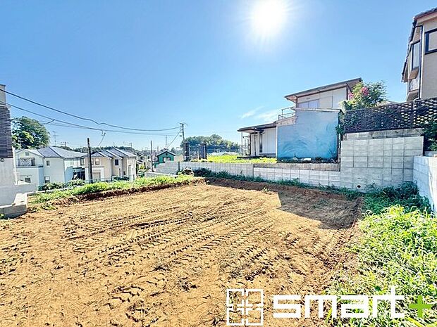 〜ベタ基礎でしっかりとした土台〜 ・コンクリートの中に鉄筋を配し強度を高めた「ベタ基礎」を採用。 ・しっかりとした土台を造ったうえで、その上に建物が築造されていきます。