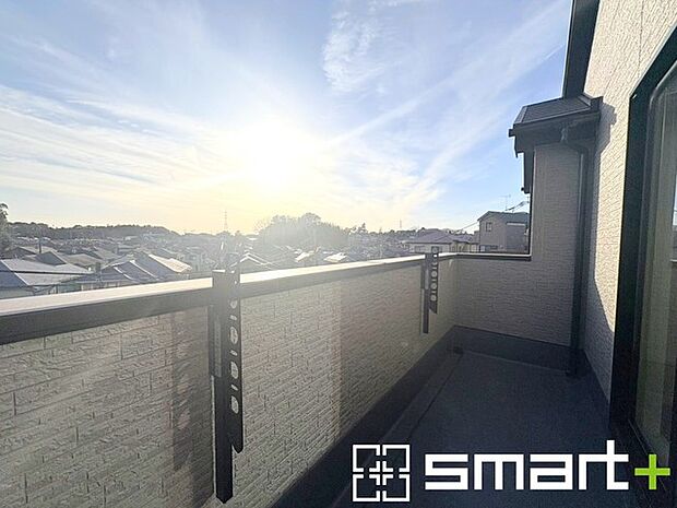 〜洗濯物も干しやすいバルコニー〜 ・バルコニーには物干し竿受けが標準装備されております。 ・テラス屋根等のオプションもお気軽にご相談くださいませ。 