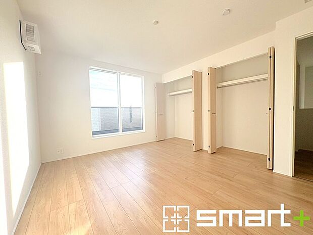 〜バルコニーに面した洋室〜 ・バルコニー側の大きな窓から穏やかな陽が差し込む明るい洋室はゆとりある広さの8帖超。 ・ご夫婦やご兄弟でもゆったりとお過ごしいただけます。