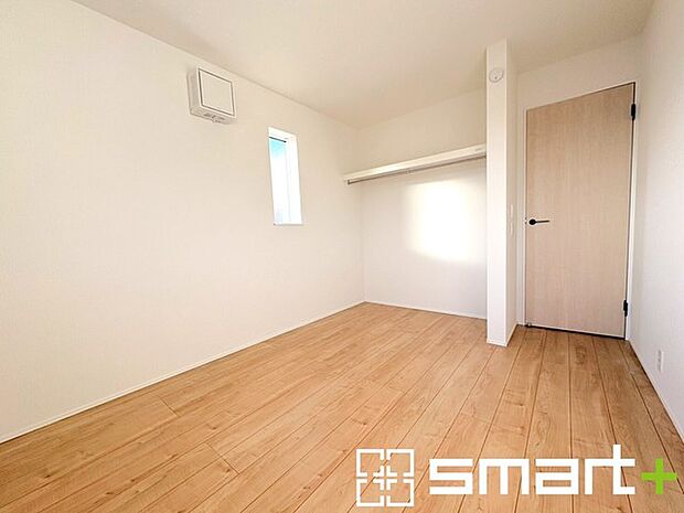 〜収納豊富な洋室〜 ・各居室に備え付けの収納をご用意。タンスなどを置く場合と比べ出っ張らないので部屋の中を有効のご活用いただけます。 ・収納の広さなどぜひ現地でご確認くださいませ。 