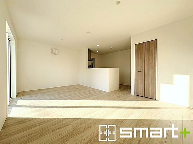 ~窓からはたっぷりの陽光~ ・穏やかな陽だまりに包まれる居心地の良いLDKは、ご家族が自然と集まる憩いのスペースに。 ・料理と洗濯、片付けなど並行して家事を進める時に便利な回遊動線。