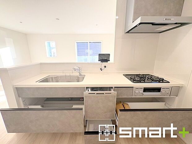 ~食器洗浄機を標準装備~ ・キッチンにはビルトインタイプの食器洗浄機を標準装備。 ・家事にかける時間を削減でき、「自分時間」を増やすことができる嬉しいアイテムです。