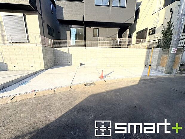 ~ゆとりあるカースペース~ ・セカンドカーや来客時にも困らないカースペース2台分。物置や駐輪スペースなどにも利用できますね。 ・カーポートなどのオプションもお気軽にご相談くださいませ。