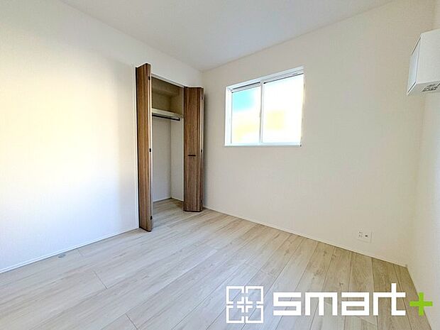 〜収納豊富な洋室〜 ・各居室に備え付けの収納をご用意。タンスなどを置く場合と比べ出っ張らないので部屋の中を有効のご活用いただけます。 ・収納の広さなどぜひ現地でご確認くださいませ。 