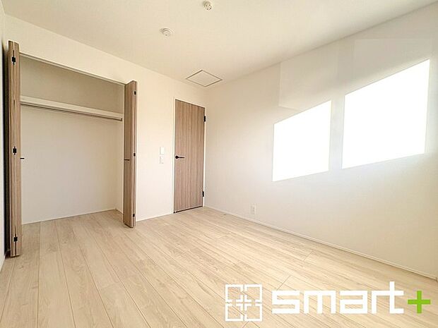 ~明るく暖かな光が差し込む洋室~ ・窓からたっぷりの光が舞い込み、お部屋全体を優しく包み込んでくれます。 ・くつろぎのプライベート時間を明るい空間で穏やかにお過ごしいただけます。