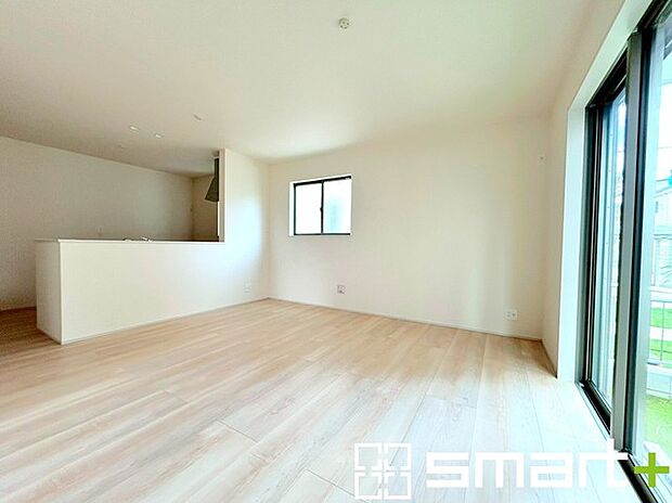 〜穏やかな陽の入るLDK〜 ・大きな窓のあるLDKは陽当りも良好で明るい空間となっております。 ・ご家族団らんなど過ごす時間の多いLDKが明るいのは嬉しいポイントですね。