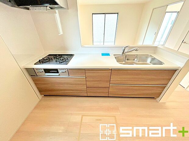 〜人気のカウンターキッチン〜 ・キッチンには余計な柱が無いので、リビングが見渡せ開放感のある造りとなっております。 ・蛇口には浄水器が内蔵されるなど機能面でも優れたキッチンです。