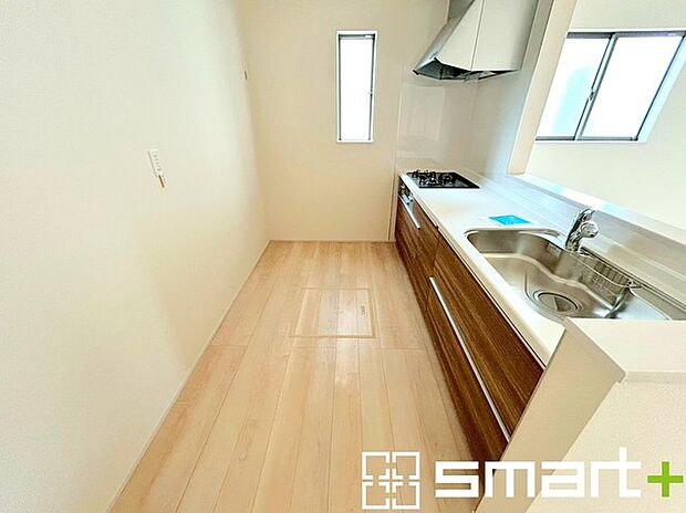 〜使い勝手の良いシステムキッチン〜 ・料理がしやすい設計のキッチンでお料理もはかどりますね。 ・もちろんキッチン下部は収納になっておりますので、フライパンなども収納可能です。