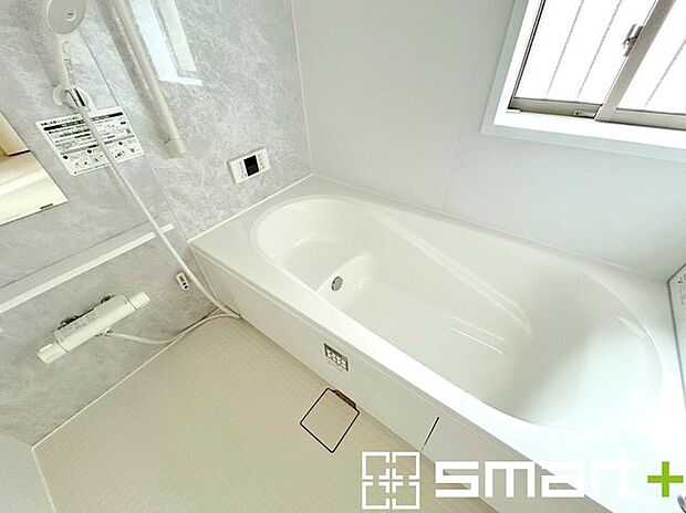 〜浴室乾燥機付きの浴室〜 ・浴室には乾燥機が付いているので雨の日でも洗濯物を干すことが可能です。 ・水はけの良い床材など機能面も充実。マイクロバルなどオプションもご相談くださいませ。