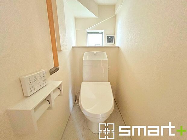 〜窓付きの明るいトイレ〜 ・清潔感あるシャワートイレ。窓があるので換気もしやすく快適ですね。 ・背面にある棚はトイレットペーパーなどの置き場や飾り棚としても利用できますね。