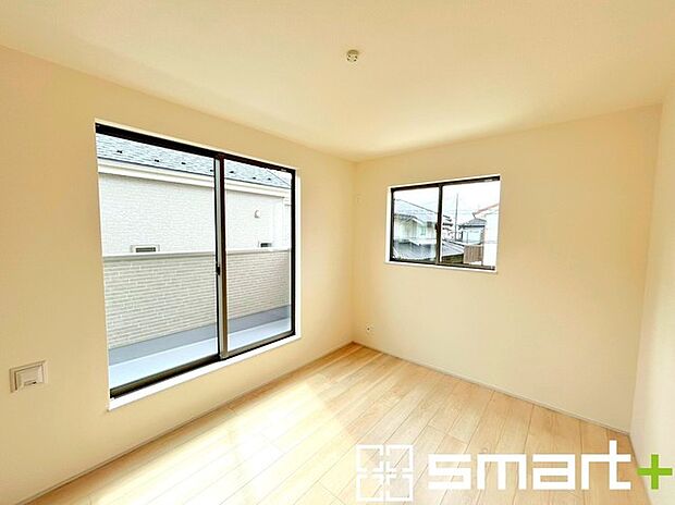 〜バルコニーに面した洋室〜 ・バルコニー側の大きな窓から穏やかな陽が差し込む明るい洋室。 ・たっぷりの収納スペースで住空間もスッキリ。 