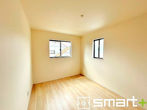 〜2面採光の明るいお部屋〜 ・洋室は2面採光とする事で穏やかな陽の入る明るい空間となっております。 ・くつろぎのプライベート時間を明るい空間で穏やかにお過ごしいただけます。