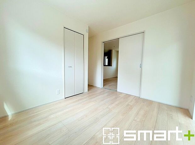 〜リビング横の洋室〜 ・お子様のプレイルームやお昼寝、趣味のお部屋など、用途様々な1階洋室。 ・寝室はもちろん、玄関から直接出入り可能なのでゲストルームにも利用できますね。