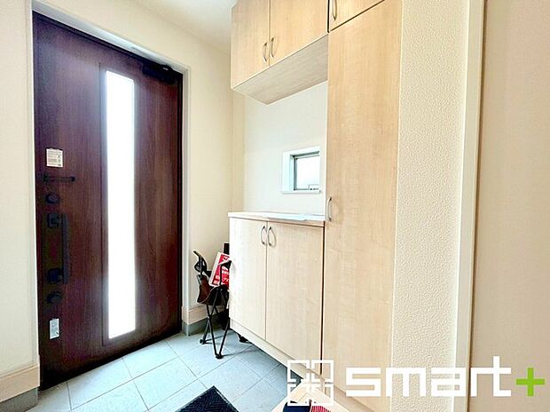 〜穏やかな陽の入る玄関〜 ・玄関ドアのガラス部分に加えてシューズボックスの間に窓を設ける事で穏やかな陽の入る玄関に。 ・ご家族やご来客を明るい空間で出迎えてくれます。