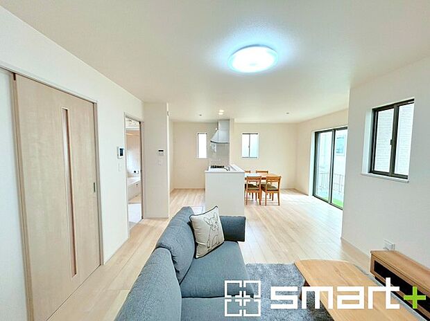 〜穏やかな陽の入るLDK〜 ・大きな窓のあるLDKは陽当りも良好で明るい空間となっております。 ・ご家族団らんなど過ごす時間の多いLDKが明るいのは嬉しいポイントですね。