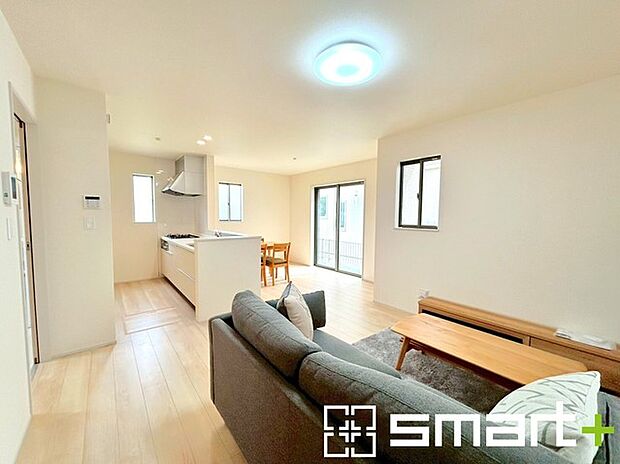 〜日当り良好のLDK〜 ・たくさんの窓からたっぷりの陽光が差し込む明るいリビングで寛ぎのひと時を。 ・柔らかみのあるナチュラルカラーで、家具やカーテンの色も選びやすいです。