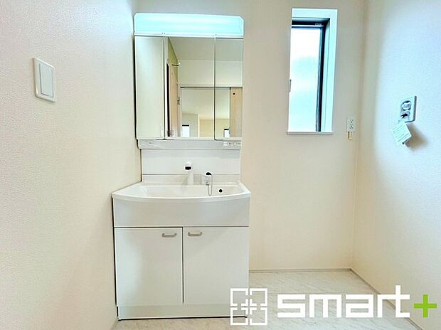 〜明るい洗面スペース〜 ・窓から明るい陽が入るので、気持ちよく朝の支度ができますね。 ・使い勝手の良い三面鏡タイプのシャワー付き洗面化粧台。鏡の裏に収納があるので洗面台周りもスッキリ。 