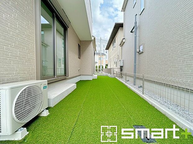 〜人工芝のある綺麗なお庭〜 ・標準で人工芝を敷設しておりますので、見た目にも綺麗なお庭となっております。 ・人工芝の場合雑草が生えてこず、管理が楽なのも嬉しいポイントです。 