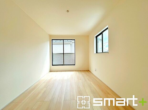 〜バルコニーに面した洋室〜 ・バルコニー側の大きな窓から穏やかな陽が差し込む明るい洋室。 ・たっぷりの収納スペースで住空間もスッキリ。