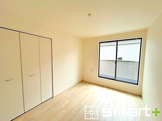 〜明るく暖かな光が差し込む洋室〜 ・大きな窓からたっぷりの光が舞い込み、お部屋全体を優しく包み込んでくれます。 ・大容量の収納スペースで整理整頓しやすく、生活空間が広がりますね。 