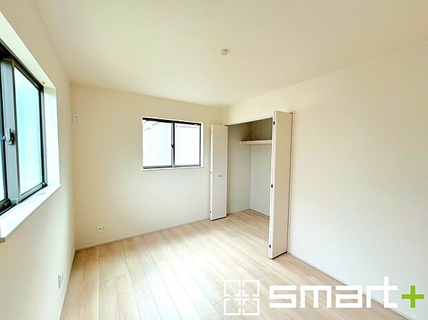 〜2面採光の明るいお部屋〜 ・洋室は2面採光とする事で穏やかな陽の入る明るい空間となっております。 ・くつろぎのプライベート時間を明るい空間で穏やかにお過ごしいただけます。