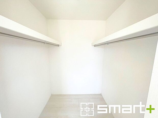 〜ウォークインクローゼット〜 ・大容量のウォークインクローゼットは衣類をハンガーに掛けたまま収納できます。 ・季節ものや小物類なども整理整頓しやすく生活空間が広がりますね。