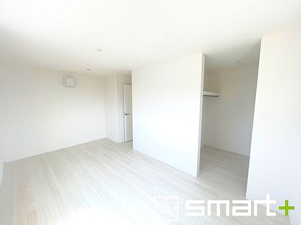 〜ウォークインクローゼットのあるお部屋〜 ・人気のウォークインクローゼットをご用意。季節物や趣味の道具などもスッキリと収納が可能です。 ・最近流行りの収納術などもぜひご活用くださいませ。