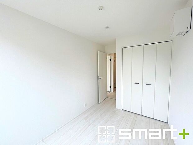 〜収納豊富な洋室〜 ・各居室に備え付けの収納をご用意。タンスなどを置く場合と比べ出っ張らないので部屋の中を有効のご活用いただけます。 ・収納の広さなどぜひ現地でご確認くださいませ。 