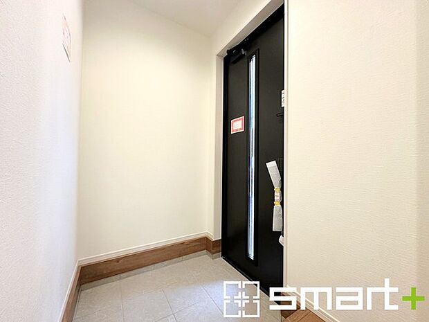 〜穏やかな陽が入る玄関〜 ・玄関ドアにガラス部分を設ける事で穏やかな陽の入る玄関になります。 ・備え付けのシューズボックスはたっぷりしまえて玄関がスッキリ片付きますね。