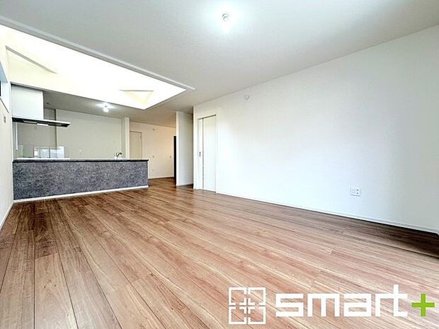 〜開放的なリビングイン階段〜 ・ご家族のお出掛けや帰宅がわかるリビングイン階段。自然とコミュニケーションが増えますね。 ・家事をしながらリビング全体が見渡せるカウンターキッチンも魅力。