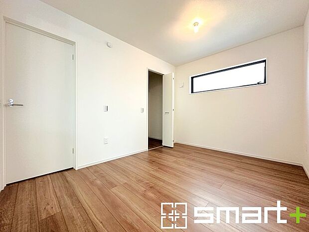 〜便利なファミリークローク付き〜 ・リビングには家族の衣類や小物を一ヵ所にまとめて収納できる便利なファミリークローゼット付き。 ・季節ものや小物類なども整理整頓しやすく生活空間が広がりますね。