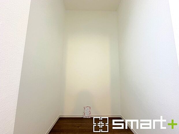 〜本格的な広さのウォークイン〜 ・しっかりとした広さのウォークインクローゼットを設けた仕様。 ・よくある小さめのウォークインは実際には収納力弱めですが、これだけ大きいと十分な収納力です。